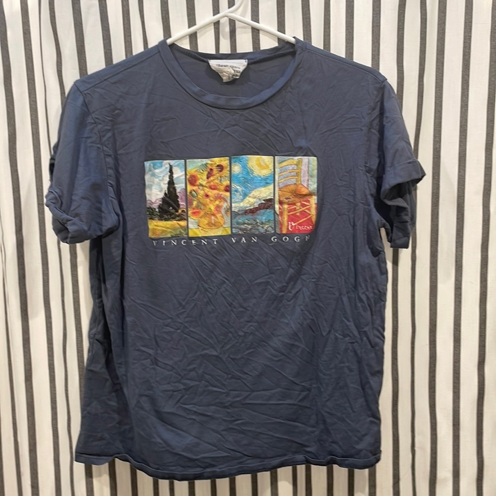 No brand , good condition lil wrinkly , size M